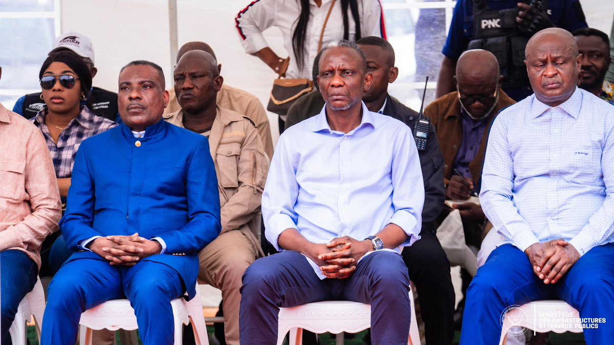 kamba82's tweet photo. 🚨 Kongo Central : Lancement de la modernisation de la boucle Ndemba à Matadi
Le désenclavement et la fluidification du trafic urbain prennent un tournant décisif à Matadi. Le Ministre des Infrastructures et Travaux Publics (ITP), #John #Banza #Lunda, a donné le coup d'envoi officiel des travaux de modernisation de la voirie urbaine à travers l'aménagement stratégique de la boucle Ndemba.
Trois axes majeurs pour désengorger et sécuriser la ville :
 Contournement de la RN1 (3 km) : De l'avenue Mikalukidi à la Place Les Copains (axe Ami Congo), cette voie alternative permettra d'éviter les embouteillages causés par les poids lourds du secteur portuaire.
 Connexion sanitaire : Reliant le quartier Belvédère à l'hôpital de l'ONATRA (Kinkanda) en passant par Buwewe.
 Lutte anti-érosion : Réhabilitation du tronçon Belvédère–Avenue des Pommes (via ITP) avec le traitement urgent de deux têtes d'érosion, réouvrant une zone inaccessible aux véhicules depuis plus de 20 ans.
Financement et exécution technique :
 Financement : Trésor public avec le cofinancement du FONER.
 Maîtrise d'ouvrage : Ministère des ITPR avec l'OVD (maître d'ouvrage délégué).
 Supervision : OVD provincial et Bureau Technique de Contrôle (BTC).
 Exécution : Entreprise WasiCongo SARL, pour une durée maximale de 2 ans.
Ce chantier d'envergure s'inscrit dans la caravane d'inspection du Ministre des ITP, concrétisant la vision du Chef de l'État matérialisée par le Gouvernement de la Première ministre Judith Suminwa Tuluka. 🏗️🇨🇩
#RDC #Matadi #KongoCentral #Infrastructures #ITPR #FONER #OVD 
#CellCom ITPR