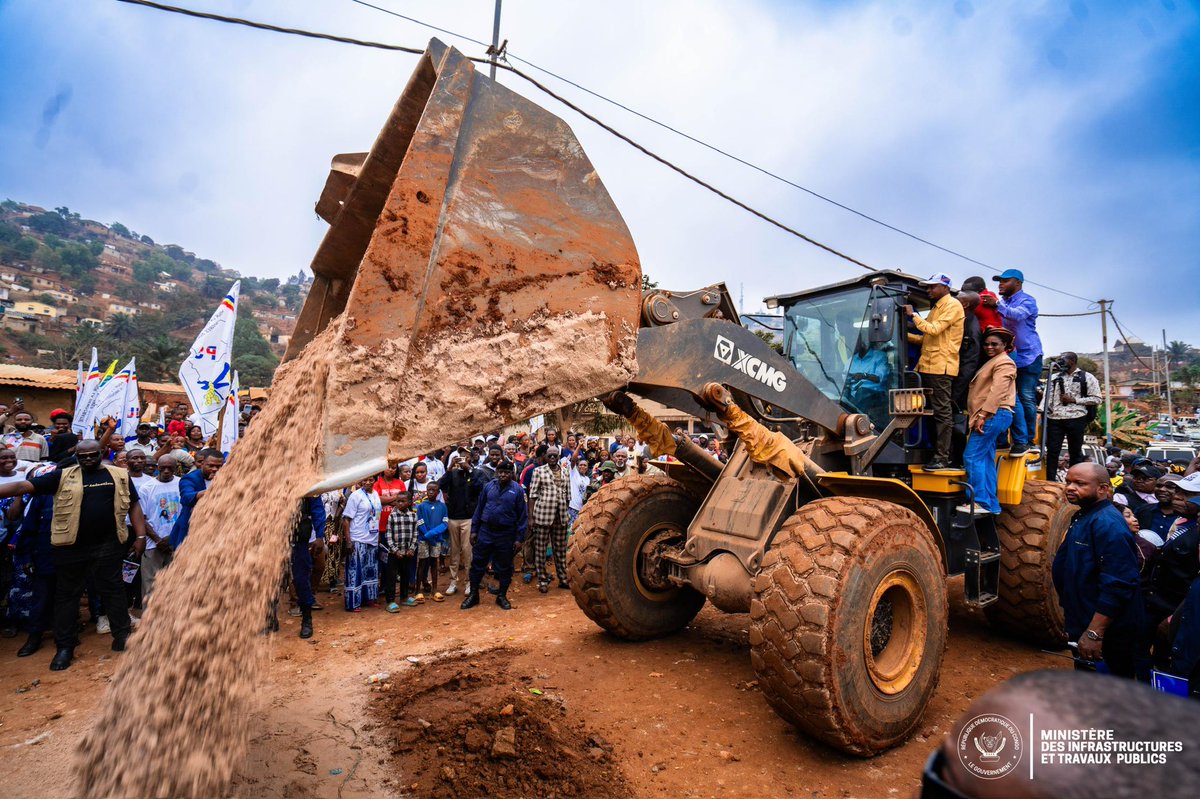 kamba82's tweet photo. 🚨 Kongo Central : Lancement de la modernisation de la boucle Ndemba à Matadi
Le désenclavement et la fluidification du trafic urbain prennent un tournant décisif à Matadi. Le Ministre des Infrastructures et Travaux Publics (ITP), #John #Banza #Lunda, a donné le coup d'envoi officiel des travaux de modernisation de la voirie urbaine à travers l'aménagement stratégique de la boucle Ndemba.
Trois axes majeurs pour désengorger et sécuriser la ville :
 Contournement de la RN1 (3 km) : De l'avenue Mikalukidi à la Place Les Copains (axe Ami Congo), cette voie alternative permettra d'éviter les embouteillages causés par les poids lourds du secteur portuaire.
 Connexion sanitaire : Reliant le quartier Belvédère à l'hôpital de l'ONATRA (Kinkanda) en passant par Buwewe.
 Lutte anti-érosion : Réhabilitation du tronçon Belvédère–Avenue des Pommes (via ITP) avec le traitement urgent de deux têtes d'érosion, réouvrant une zone inaccessible aux véhicules depuis plus de 20 ans.
Financement et exécution technique :
 Financement : Trésor public avec le cofinancement du FONER.
 Maîtrise d'ouvrage : Ministère des ITPR avec l'OVD (maître d'ouvrage délégué).
 Supervision : OVD provincial et Bureau Technique de Contrôle (BTC).
 Exécution : Entreprise WasiCongo SARL, pour une durée maximale de 2 ans.
Ce chantier d'envergure s'inscrit dans la caravane d'inspection du Ministre des ITP, concrétisant la vision du Chef de l'État matérialisée par le Gouvernement de la Première ministre Judith Suminwa Tuluka. 🏗️🇨🇩
#RDC #Matadi #KongoCentral #Infrastructures #ITPR #FONER #OVD 
#CellCom ITPR