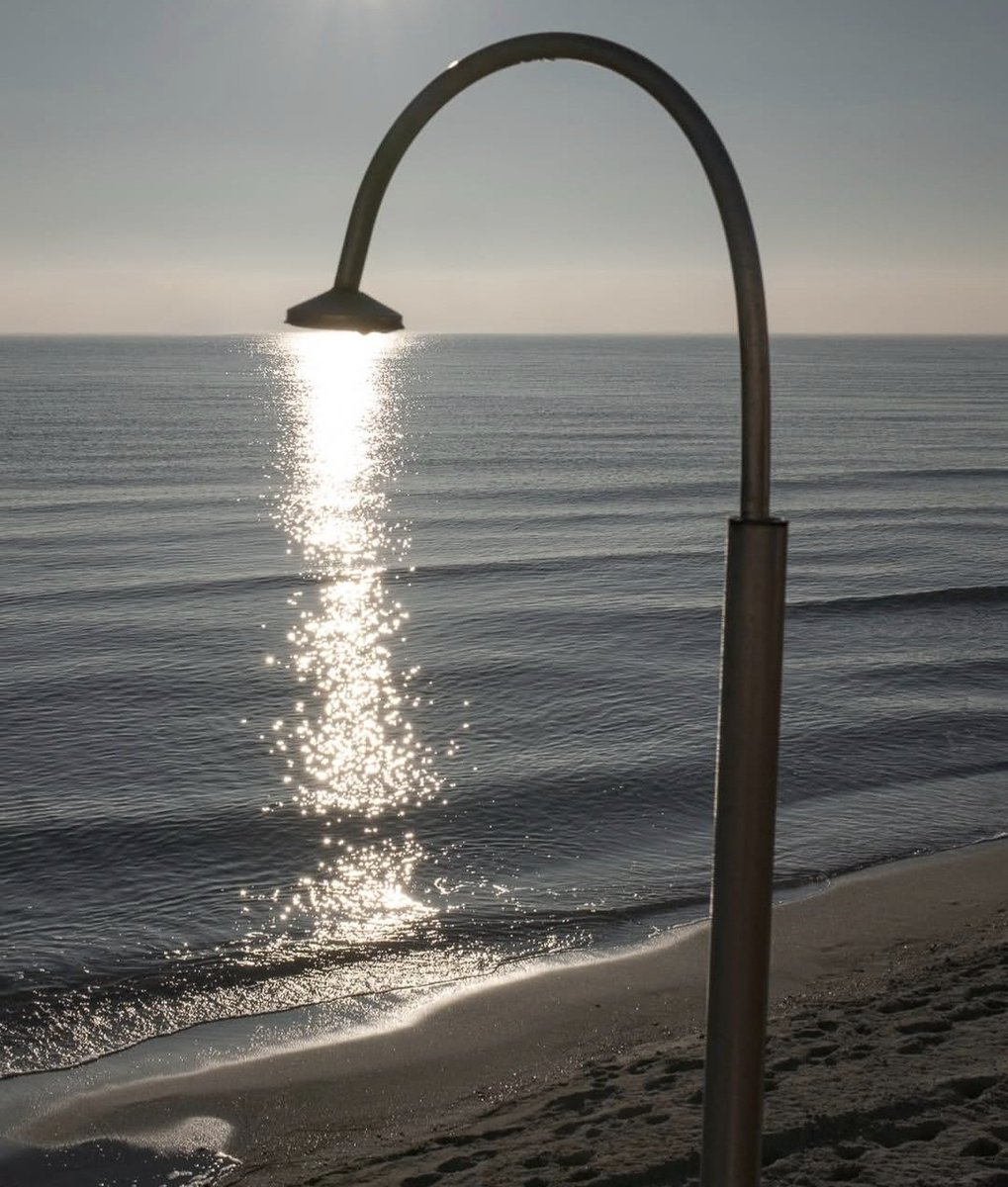 silenttearthh's tweet photo. Gravity of light. https://t.co/OvRBNW0tum