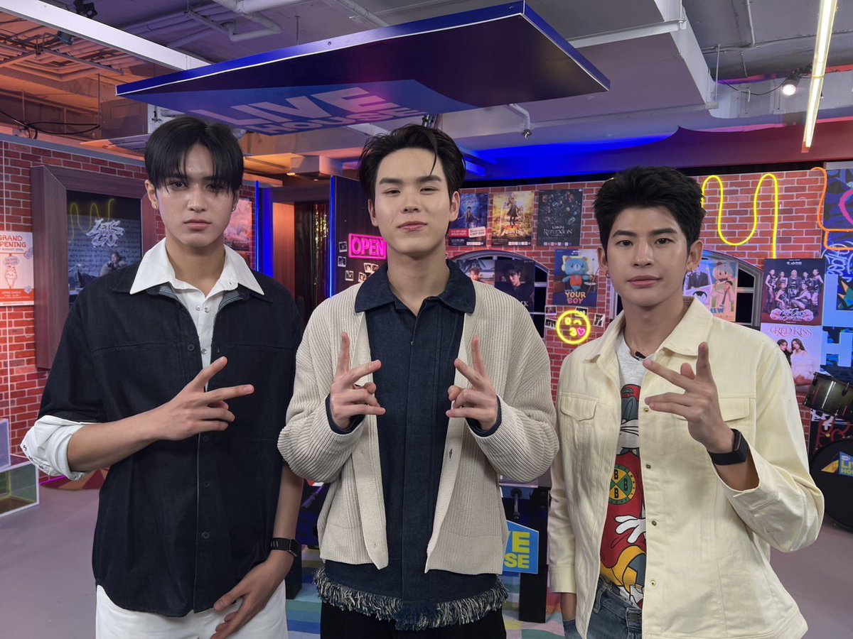 GMMTV's tweet photo. #GMMTVLiveHouse วันนี้มาคุยกับ “มาร์ค และเตโช ปิง”  ใครที่ทิ้งเบอร์ไว้ มาเจอกันเยอะๆ นะค้าบบบบ 🎾💙

YT : https://t.co/sPwaaspqFx
TT : https://t.co/ooG3h28nk0

GMMTV Live House ทุกวันอังคาร และ พฤหัสบดี
เวลา 21:30 น. ทาง YouTube และ TikTok : GMMTV
#GMMTV
@mmarkpkk @wwwteshow06 @PKrittanun