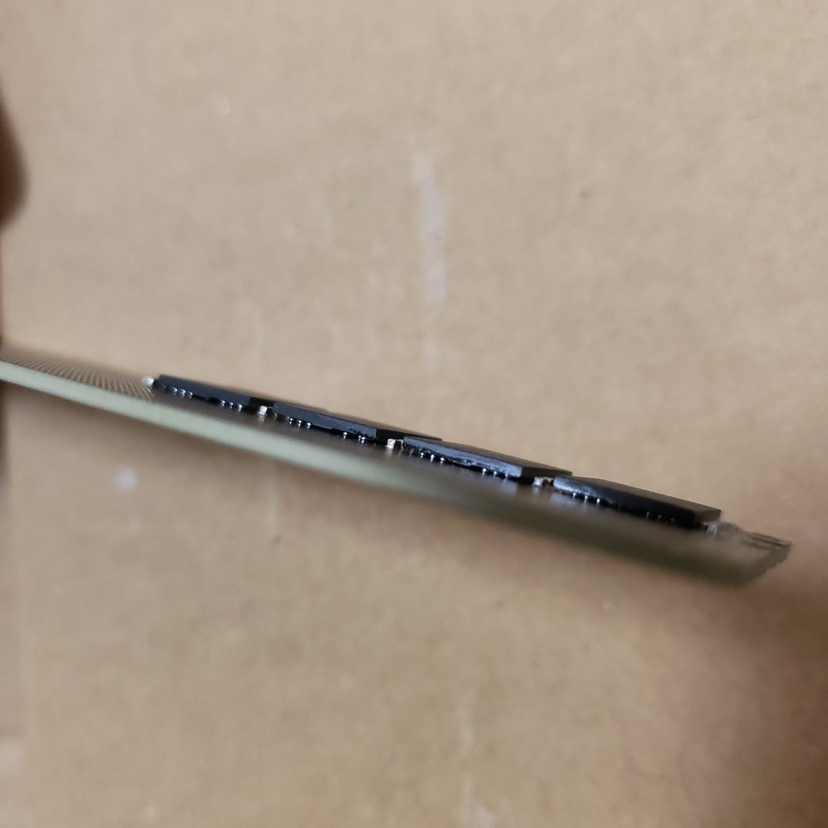 watagjt's tweet photo. やられた
メモリチップの偽装は初めて見た

これはDDR5基板に貼り付けられたDDR4メモリチップです。
フラックスの跡があり未使用のパッドが残っていました。

本物はそれぞれ端に飛び出したBGAが存在しますがコレにはありません。

部品取りにもなりませんしこれが現状です。
皆様お気をつけください。 https://t.co/0oIkxz1Ce0