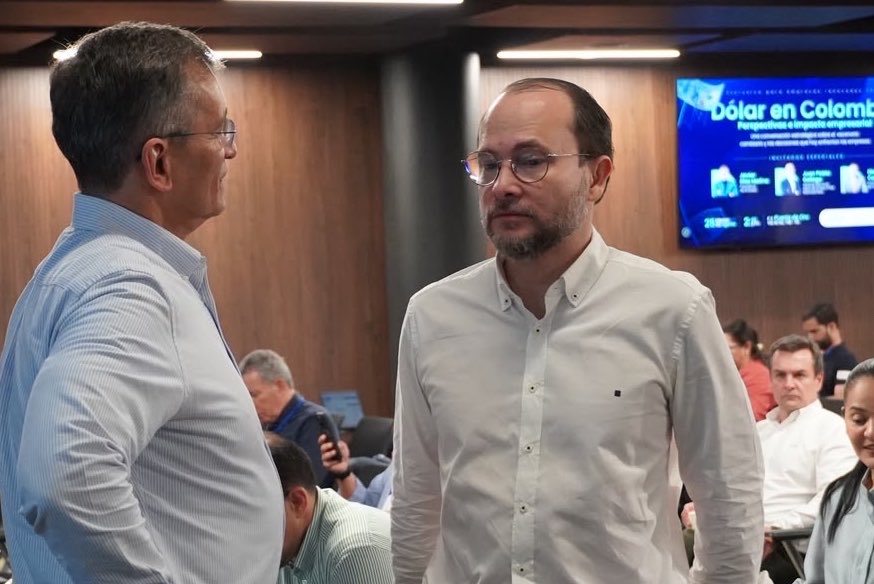 mfernandezariza's tweet photo. Hoy en la @Camarabaq conversamos sobre “Dólar en Colombia: perspectivas e impacto empresarial”, un espacio para analizar el escenario cambiario y sus efectos en las decisiones de nuestras empresas.

Nos acompañan @javierDiazMo, presidente de @AnaldexColombia ; Juan Gallego, gerente nacional de Mesa de Dinero PYME de @Bancolombia ; y Diego Camacho, economista senior de @CredicorpCap , con quienes compartimos perspectivas sobre el comportamiento del dólar y los retos que plantea para el sector empresarial.