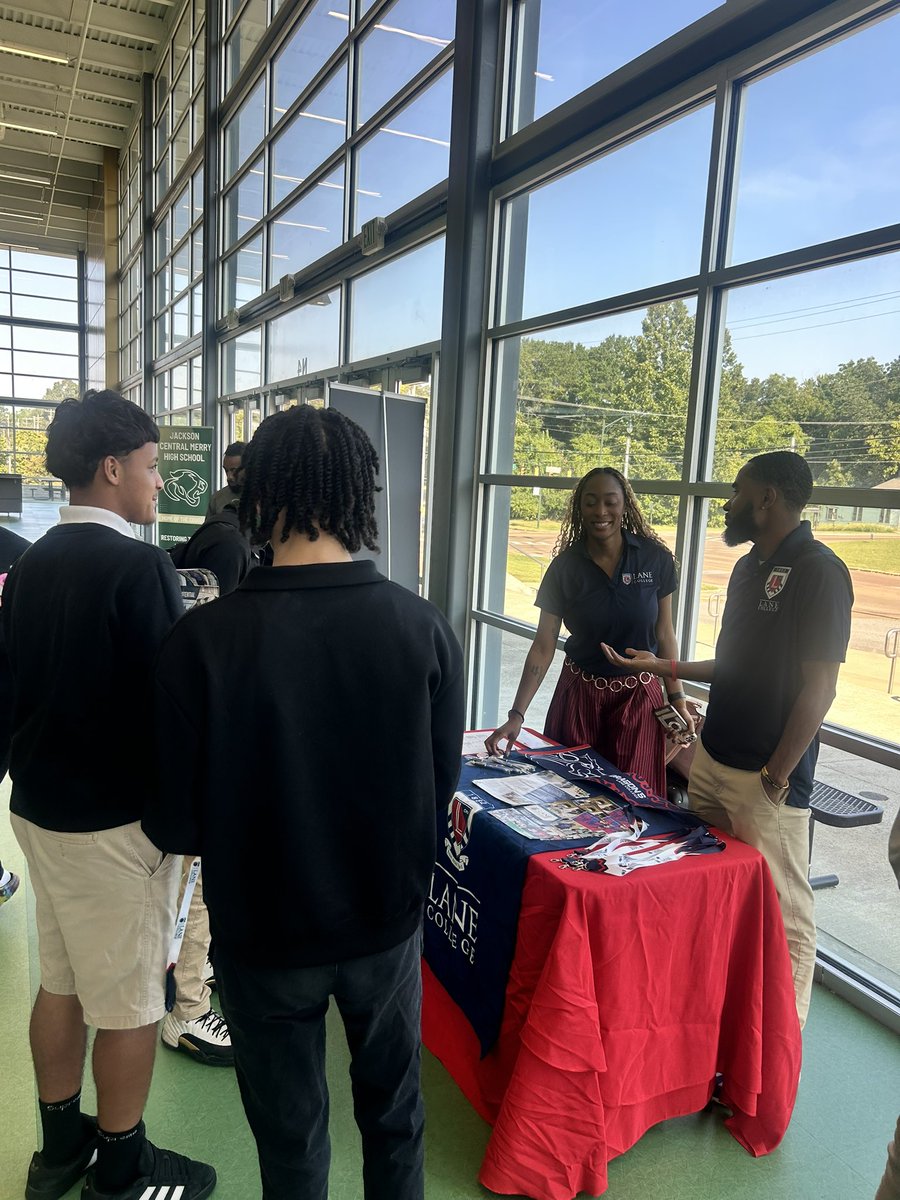JCMCougars's tweet photo. Thanks to these Lanites for coming to speak with seniors today! @thelanecollege #BestNeighborsEver #MakingPlans #FutureSoBright @RamonicaD @ap_baker1 @JMCSchools https://t.co/nFlSZtmelp