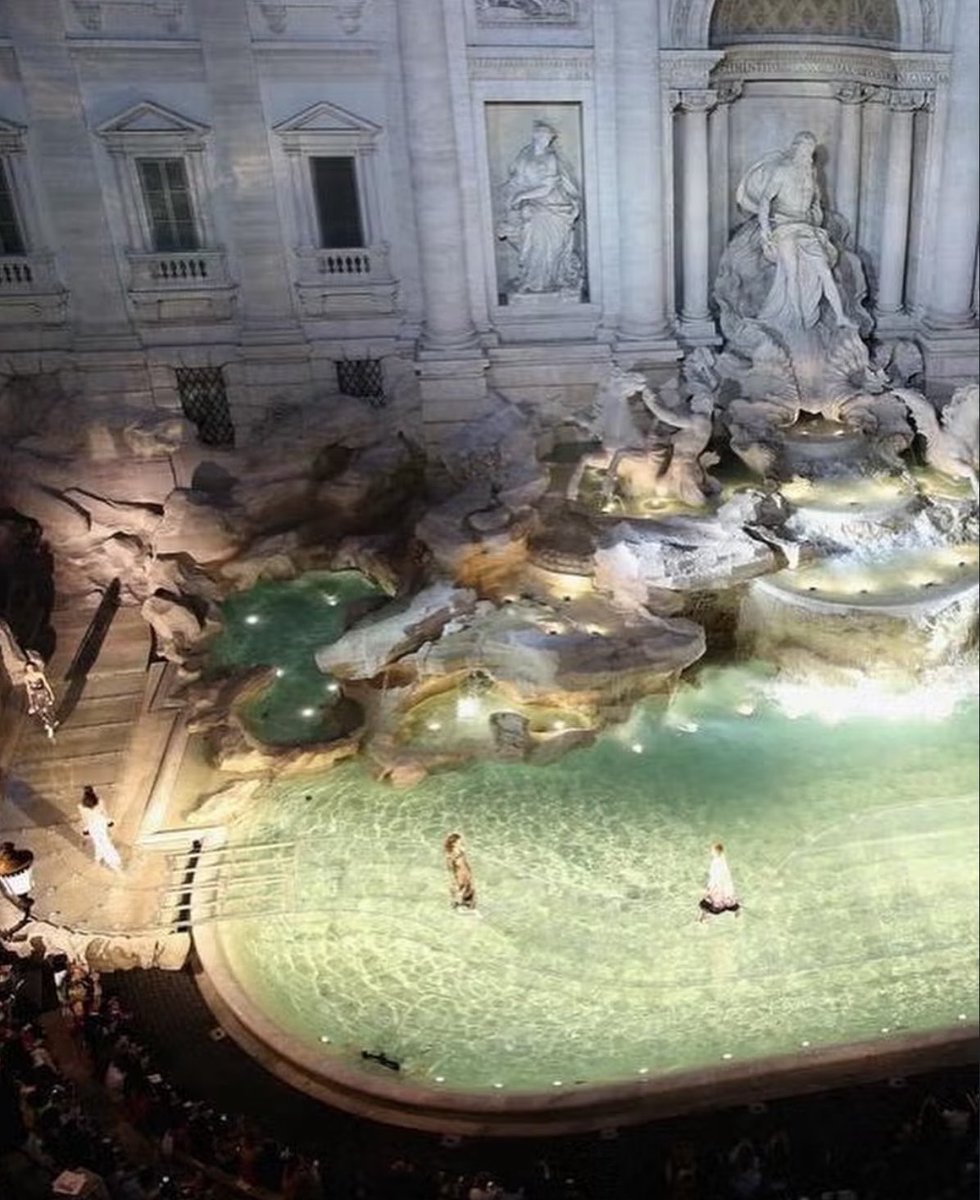 EvaLovesDesign's tweet photo. 🧚🏻‍♂️ A fairy tale on water. ✨

Ten years ago, Fendi turned Rome’s iconic Trevi Fountain into the ultimate couture runway for its 90th anniversary.

To celebrate, Karl Lagerfeld sent models down a transparent plexiglass platform built directly over the pools making it look like they were literally walking on water.