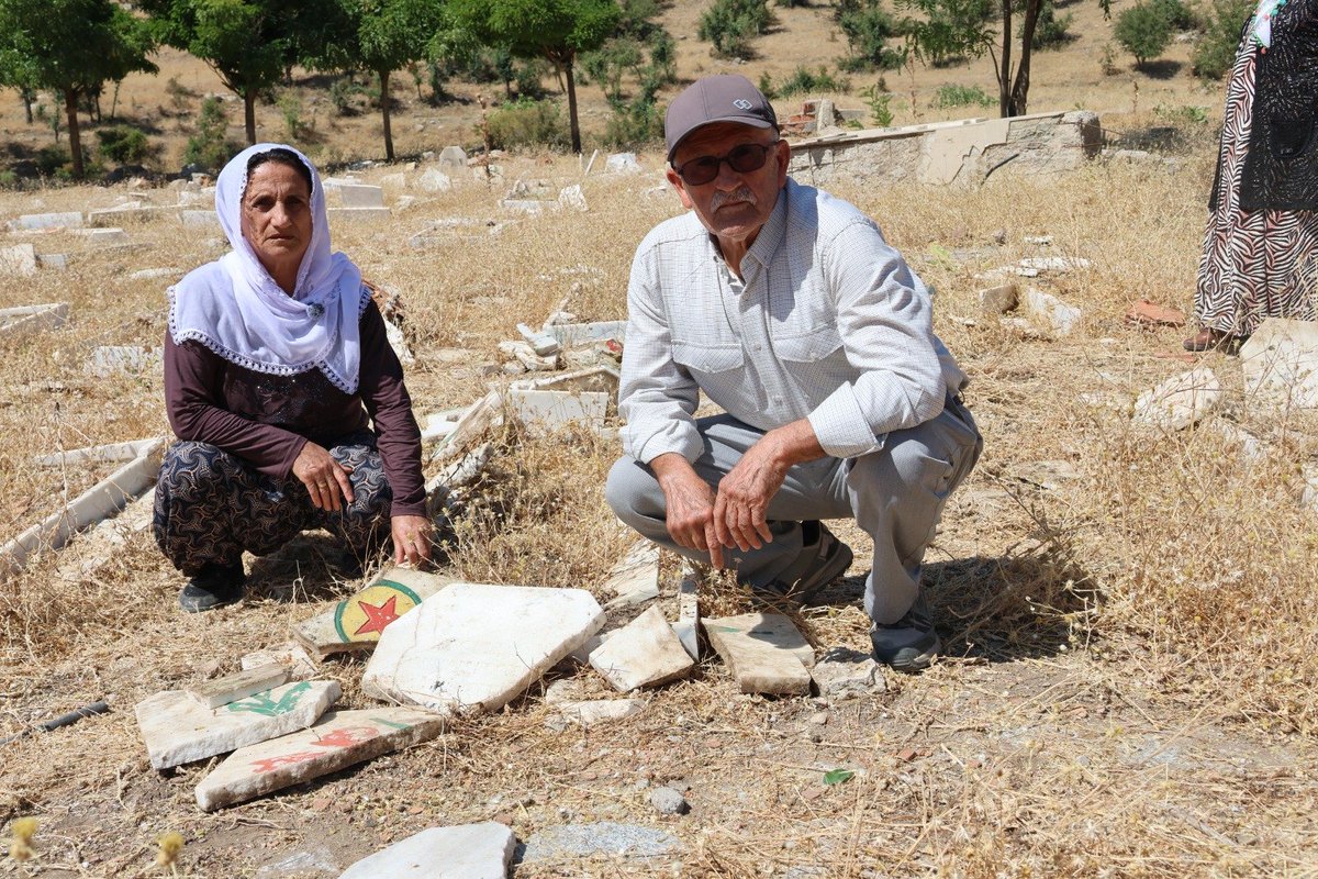 DStera4763's tweet photo. “Zarokên welatê çiyayên zîvîn û çemên ji abîrê ne, nemirin.“
“Zümrütten dağların ve ipekten akarsuların ülkesinin çocukları ölümsüzdür.”
#Besta 🥀🥀🕊🕊 https://t.co/vq21BADLvk