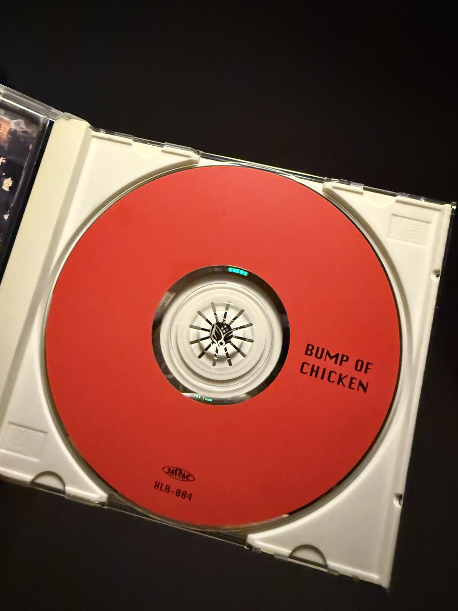 mhinboc's tweet photo. Flame vein 좋은 이유
1. 가사집 뒤에 사진들 너무 커엽
2. cd 가운데 구멍으로 로고 보이는 깨알 디테일 https://t.co/hJh4SFQlmE
