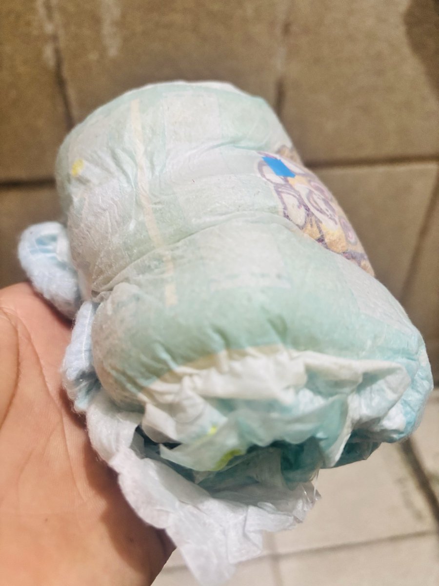 ice278017's tweet photo. Vamos às considerações..😕

Quem olha o Pacote imagina ter a melhor experiência do Mundo🤤 mais não é bem assim..

Pra qualquer Abdl magro ou cheinho, o elástico é péssimo rasga com muita facilidade, não dá pra negar absorve absurdamente bem, agora em relação ao preço caro💩 https://t.co/pWRMOYWjld