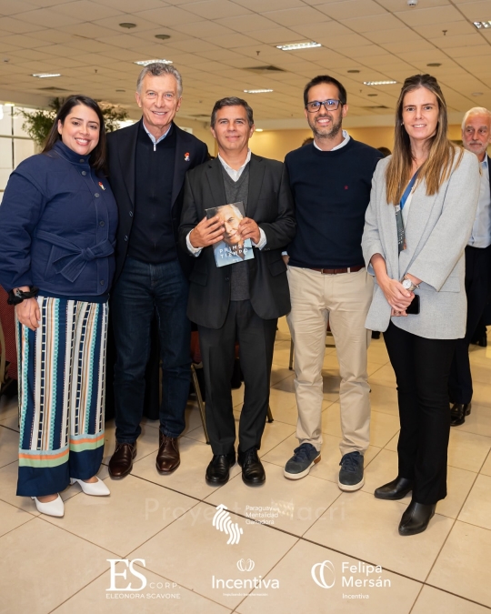 zenozain_carlos's tweet photo. Nuestro Mauricio Macri estuvo presente en Paraguay el 10 de agosto pasado en la charla 'Paraguay con mentalidad ganadora', a la noche el video de su participación en exclusiva para Proyecto Macri
Durante la semana seguiré cargando las diferentes actividades y reuniones que tuvo el ex presidente en nuestro país vecino
#BuenMartes