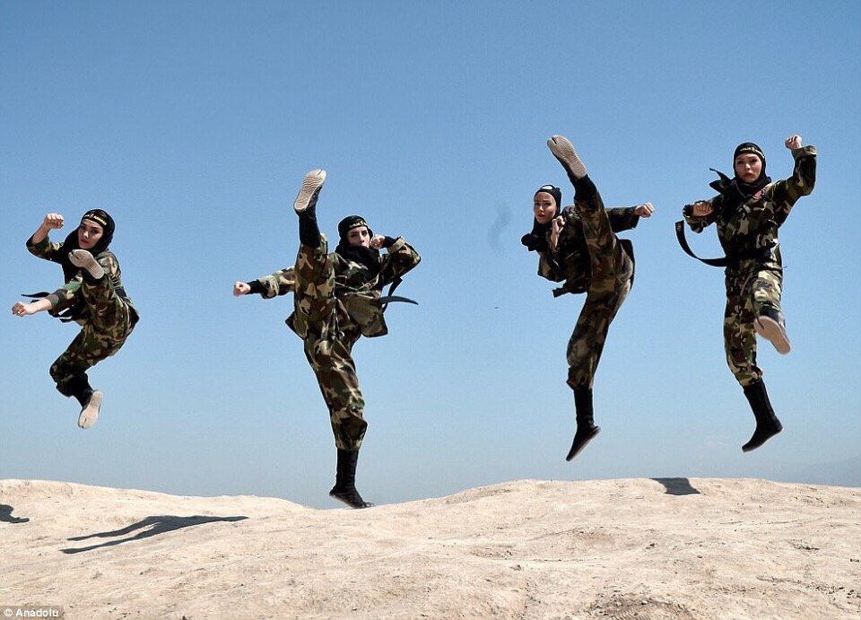 wana_visualss's tweet photo. 🤺🇮🇷 Iranian Ninjas after the Islamic Revolution.

The Kunoichi (female ninja) school in Iran has existed since 1989, and about 25,000 women have graduated from it. Today, the Kunoichi squad numbers 3,500-4,000 people. https://t.co/qjdwt0UPBK