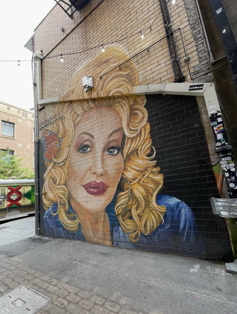 Sherylynn_R2's tweet photo. Beautiful Dolly Parton mural I spotted in Nashville. 🦋 https://t.co/0pObSTDyZ9