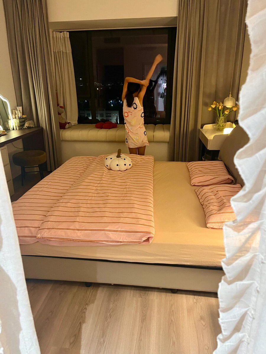 Noka27685265's tweet photo. Just had a 5-minute impromptu dance to old pop songs in my room — suddenly all the tiredness from the whole week flew away. Small joys hit different, really.， https://t.co/GtrCoqcKUr