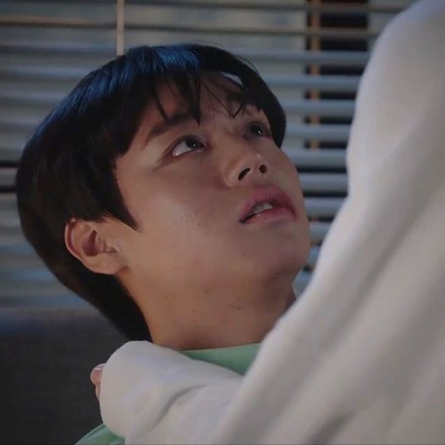 nongduangkamol's tweet photo. #shsd sieun thought he was having sleep paralysis until he opened his eyes and found his roommate suho, bottom bunk, pinning him down while sleepwalking.
"what on earth have you been thinking about all day to get that horny at night?"
"...thinking about pinning you down." https://t.co/hJlmrMKOIE