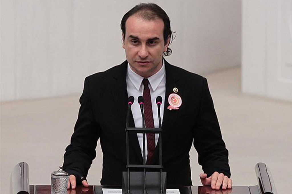 ajansoteki's tweet photo. Alparslan Türkeş’in oğlu Kutalmış Türkeş:

“Başbuğ Türkeş MHP Genel Başkanı olduğu halde, MHP Tabelasını yerlere atıp ayakları altında çiğneyen, Alparslan Türkeş’e hakaretler ederek MHP yi  terk eden Yaşar Yıldırım’ın Bahçeli tarafından Genel Başkan yardımcısı ve milletvekili yapılması tesadüf değil tabii ki!

Vakti zamanında MHP nin kurucusu Başbuğ Türkeş’e en ağır hakaretleri edecek karakterde olmasalar, bugün de apoyu meclise davet edip umut hakkı isteyecek kadar Alparslan Türkeş’in şahsına ve fikirlerine ihanet içinde olamazlardı!”