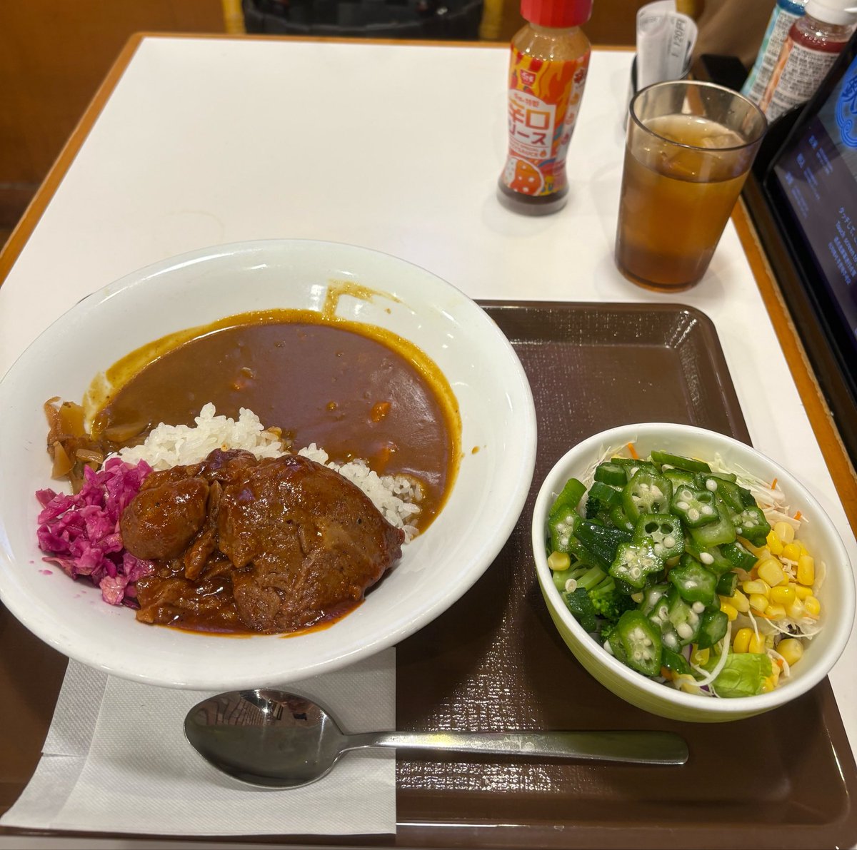 kisuke_v's tweet photo. ネイルチェンジした後、すき家のポークロックカレー食べてきた
ご飯は少な目にしたけどまだ少し多かったかも https://t.co/PRd0bHUa51
