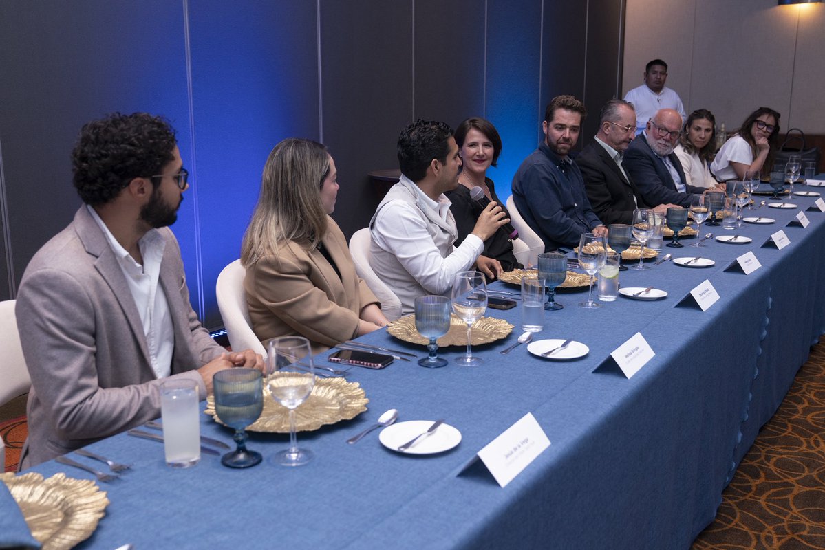 SEDESUQro's tweet photo. El secretario @mdelprete se reunió con Juan Pablo Murra @jpmurra, rector nacional del @TecdeMonterrey y representantes de clústers para fortalecer la colaboración entre academia, industria y gobierno. #AquíContigo https://t.co/Mqzs2znr5i