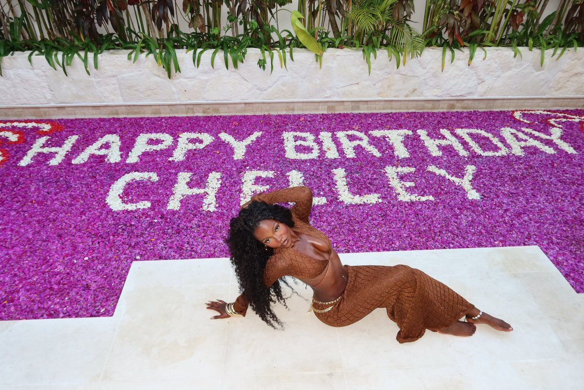 totaltauruss's tweet photo. 📸 | Chelley poses for her birthday in Bali! 😍💜 https://t.co/grQWrIE0gA