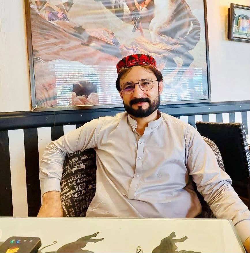 IsmailWazir19's tweet photo. ہم کبھی نہیں بھولیں گے کہ پی ٹی آئی کی حکومت کے سائے تلے ہمارے تین ساتھی حنیف پشتین، نوراللہ ترین اور فرید آفریدی کو پشاور میں گرفتار کر کے مہینوں تک جبری لاپتہ رکھ کے انتہائی ظلم اور ذلت کے ساتھ رکھا جارہا ہے ۔  
پی ٹی آئی صوبائی حکومت سے جب بھی ہمارے ساتھیوں کی جبری گمشدگی اور صوبے میں جاری بدامنی کے حوالے سے سوال کیا جائے تو ان کا جواب ہوتا ہے: "ہم بے بس ہیں۔" “ عالم پہ سہ دے او سید گل پہ سہ دے” 
یہ جملہ کہہ کر یہ لوگ خود عوام میں پی ٹی آئی سے لاتعلقی پیدا کر رہے ہیں، کیونکہ مستقبل میں عوام کے ذہنوں میں یہی "بے بسی" بطور ثبوت محفوظ ہو چکی ہوگی۔ 
شرم کی بات تو یہ ہے کہ یہی لوگ وفاق پر تنقید کر رہے ہوتے ہیں کہ انہوں نے عمران خان کو ذلت آمیز طریقے سے رکھا ہے پر خود یہاں صوبے میں سیاسی عمائیدین کے ساتھ رویہ پر غور نہیں  کرتے ۔  
آخر میں ہم صرف پی ٹی آئی کے حامیوں کو یہ یاد دلانا چاہتے ہیں کہ 'جو بویا ہے وہی کاٹو گے ۔