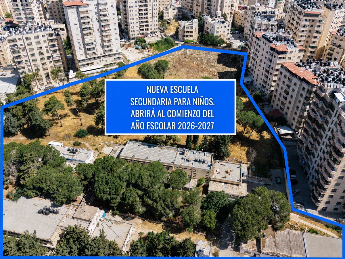 IsraelinSpanish's tweet photo. La Municipalidad de Jerusalén comenzó hoy las obras de renovación de un nuevo complejo educativo y comunitario en el barrio de Kafr Aqab, en Jerusalén, en beneficio de sus miles residentes árabes. La Municipalidad está invirtiendo más de 40 millones de NIS en el proyecto, que incluye una nueva escuela secundaria municipal para varones, cuya apertura está prevista para este mes de septiembre.

Tras un diálogo estrecho con los residentes del barrio, el complejo se establecerá en un terreno propiedad del Fondo Nacional Judío (JNF) desde 1937, que fue asignado a la Municipalidad de Jerusalén para este propósito. En los próximos años, se espera que el complejo comunitario incluya escuelas adicionales, una mezquita y espacios deportivos y de atención médica, todos destinados a beneficiar a la comunidad local.

A pesar de no tener ningún derecho de propiedad sobre el terreno, UNRWA lo mantuvo cercado durante décadas, privando a los residentes locales de un espacio muy necesario para escuelas y servicios comunitarios. Las actividades de UNRWA en Israel fueron prohibidas por ley tras conocerse pruebas de la participación de sus empleados en los ataques terroristas del 7 de octubre de 2023 y sus vínculos inseparables con Hamás.

En definitiva, el mensaje es simple: mientras UNRWA hace política, la Municipalidad de Jerusalén trabaja para mejorar la vida cotidiana de todos sus residentes, tanto judíos como árabes.