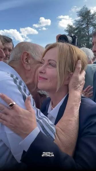 fasulo_antonio's tweet photo. Per evitare i fischi alla #Meloni durante la cerimonia dei #giochidelmediterraneo, il Sindaco di #Amatrice avrebbe allertato Palazzo Chigi per allontanare i contestatori e inscenare il teatrino dell'anziano commosso che la bacia. 

Siamo ai livello della propaganda di Goebbels. https://t.co/KsKBxDvnFy