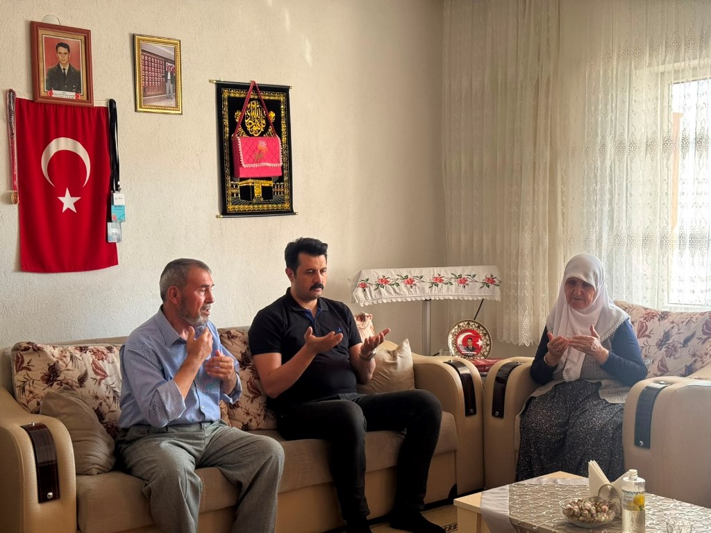 TC_Ortakoy's tweet photo. Kaymakamımız Sayın Mehmet BEK,  25 Ağustos 1996 tarihinde Şırnak İli Silopi İlçesinde Şehit olan P. Uzman Onbaşı Nurullah SABIRER’in Şehadetinin yıldönümünde, Kahraman Şehidimizin emaneti olan Şehit ailemizi ikametlerinde ziyaret ettiler. https://t.co/PQ2HHiDR1K