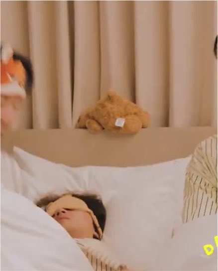 riiiign15's tweet photo. あと，，ヘチャンの枕元のクマ
よくペンサでお供してるクマ的子だと思っているのでその子の登場も楽しみ✨

いぬにクマにドリムのベッドに可愛い子準備されてるの宿泊🏨ってより🌸お泊まり会✨でかわいい。 https://t.co/mSRN1HJAUj