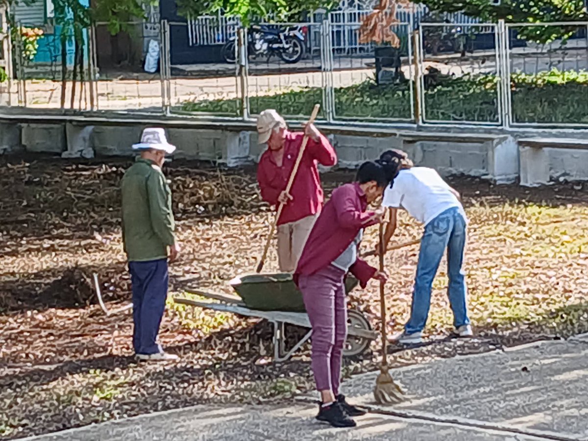 DmeBaragua's tweet photo. Activos los educadores y la zona de defensa 02 Gaspar en labores de higienización en la ESBU Mártires de Baraguá para el inicio del curso escolar 2026-2027 
#EducaciónBaraguá #BaraguáPorMás https://t.co/JDSkZdaSu6
