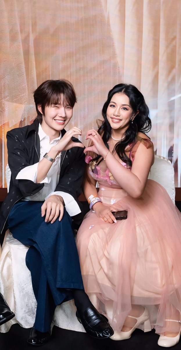lysdelacour's tweet photo. ขอบคุณที่เข้ามาเป็นความสุขในชีวิตของแฟนคลับไกลๆคนนี้นะลูก🐰❤️

ขอบคุณที่ไม่เคยหยุดพัฒนาตัวเอง และขอบคุณที่ทำให้คนที่รักหนูยิ้มได้เสมอ ตั้งแต่รักน้ำปิงมา ไม่เคยมีวันไหนที่รู้สึกผิดหวังเลยสักวัน🫶🏻

น้ำปิงเคยบอกว่าอยากพัฒนาตัวเองอยู่เสมอ และน้องก็ทำตามที่พูดไว้จริงๆ พัฒนาการของเด็กคนนี้มีให้เห็นในทุกๆวัน น้องทำให้เราเห็นถึงความตั้งใจที่อยากทำหน้าที่ศิลปินของตัวเองให้ดีที่สุด🎬🎤

น้ำปิงคือน้ำที่ไม่เคยเต็มแก้ว คอยเปิดรับ Feedbackอยู่เสมอ พร้อมนำทุกคำแนะนำคำวิจารณ์กลับมาพัฒนาตัวเองและการทำงานอยู่ตลอด

ความพยายามและความตั้งใจ การไม่หยุดเติบโตของเด็กคนนี้นี่แหละ ที่ทำให้เรายิ่งรัก ยิ่งภูมิใจ และอยากสนับสนุนน้ำปิงให้ได้มากที่สุดเท่าที่เราจะสามารถทำได้

ขอให้น้ำปิงเติบโตไปในเส้นทางที่หนูเลือก และไม่ว่าจะเดินไปไกลแค่ไหน หรือระหว่างทางมันจะมีอะไรก็ตาม ขอให้รู้ไว้ว่ายังมีแฟนคลับทางไกลคนนี้คอยยิ้มและภูมิใจในตัวหนูอยู่เสมอนะลูก รักหนูที่สุดเลยน้ำปิง💗💗💗

#nampingster #กล่องกำลังใจให้น้ำปิง
