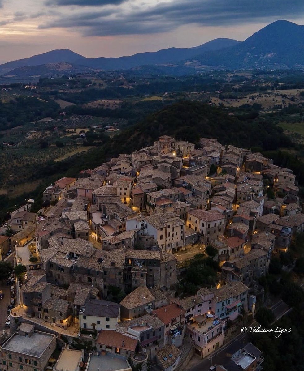 visit_lazio's tweet photo. #Casperia, in provincia di #Rieti, è un piccolo comune concepito con una ratio di giri concentrici che mano a mano vanno a restringersi nella piazza dedicata a San Giovanni Battista con la sua chiesa parrocchiale
📷 Ig valentino_ligori
#VisitLazio #CeTuttoUnLazioIntorno https://t.co/CyH4PTXPMr