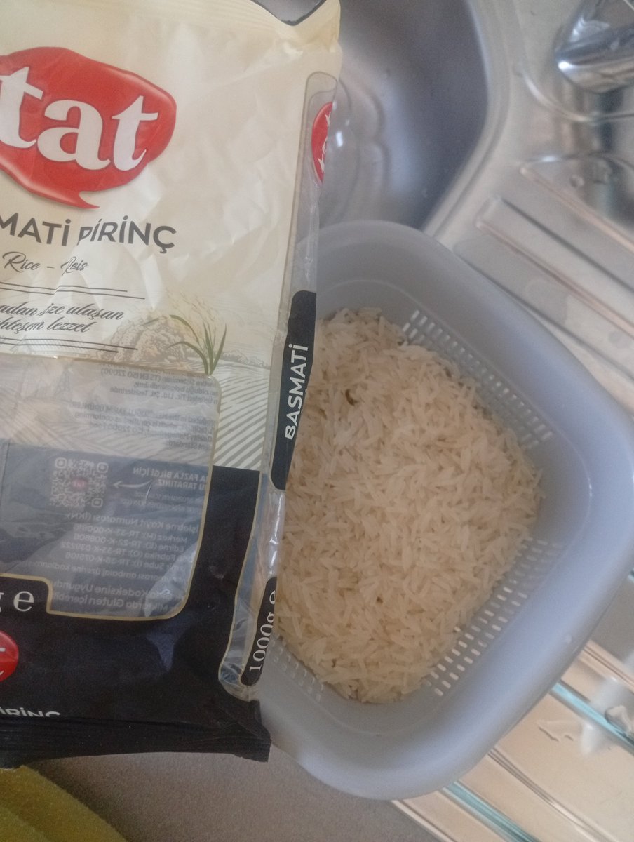 aycaoffcial's tweet photo. Sürekli basmati pirinci kullanıyorum. Bugün yeni açtım paketi pilav yapayım dedim. İçinden "kuş boku" Çıktı. @tatbakliyat gibi büyük bir firmanın böyle sorumsuzluğu beni çok şaşırttı. Umuyorum ki ulaşırlar bana sanıyorum bir daha @tatbakliyat a ait hiç birşey kullanmayacağım! https://t.co/IFaO2ooayL
