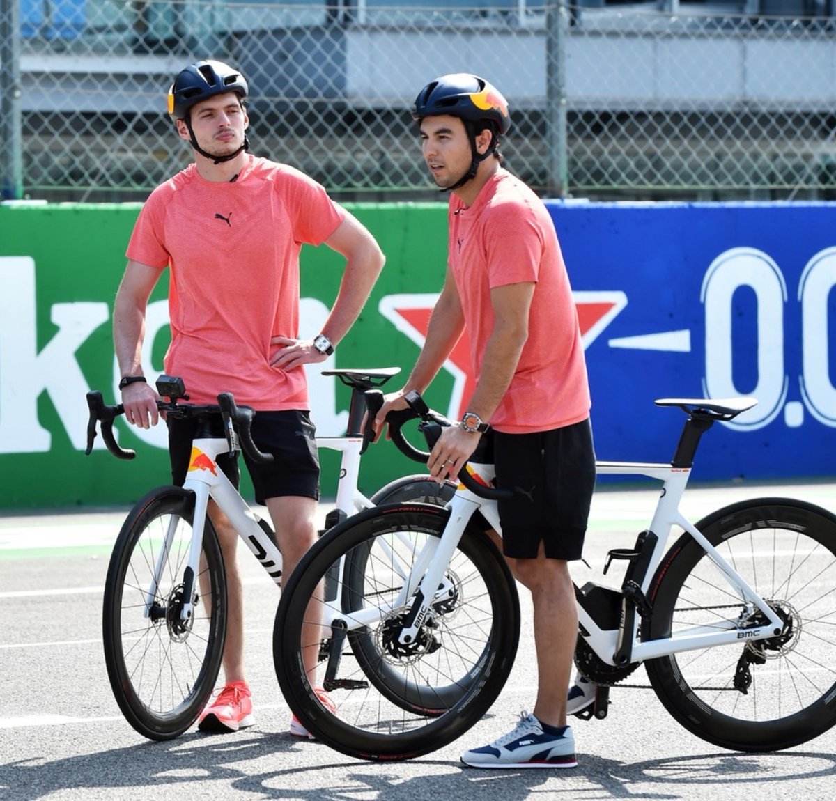 Schecoperezhq's tweet photo. Back to Monza 2021, with the track empty and everything ahead. 🏁🚲

2021🔙🇮🇹

#ItalianGP https://t.co/EN1AEqKZSb