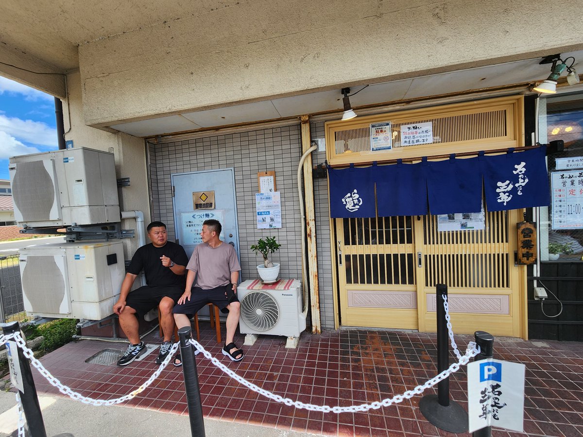 kami104's tweet photo. 霧島市国分に、生き方そのものが“超”濃密濃厚な伝説的ラーメン職人がいる。
カリスマも惚れるカリスマ。
それが「無鉄砲」「石の上にも三年」赤迫重之という男だ。
「博多一双」山田晶仁、｢石田一龍｣新森龍二とのアツすぎる豚骨3強対談。
https://t.co/xer8GaJAV9 https://t.co/zh5aGraPXk