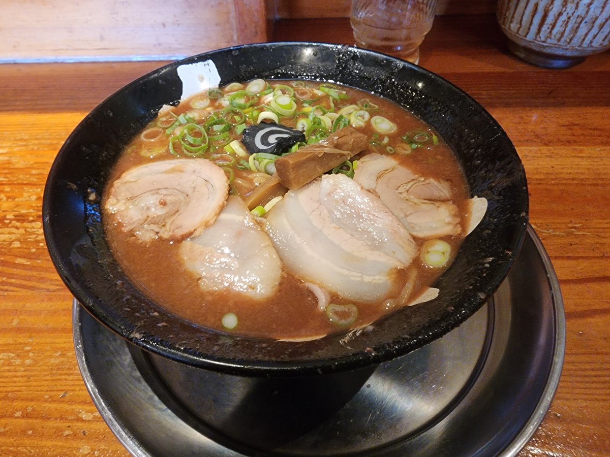 kami104's tweet photo. 霧島市国分に、生き方そのものが“超”濃密濃厚な伝説的ラーメン職人がいる。
カリスマも惚れるカリスマ。
それが「無鉄砲」「石の上にも三年」赤迫重之という男だ。
「博多一双」山田晶仁、｢石田一龍｣新森龍二とのアツすぎる豚骨3強対談。
https://t.co/xer8GaJAV9 https://t.co/zh5aGraPXk