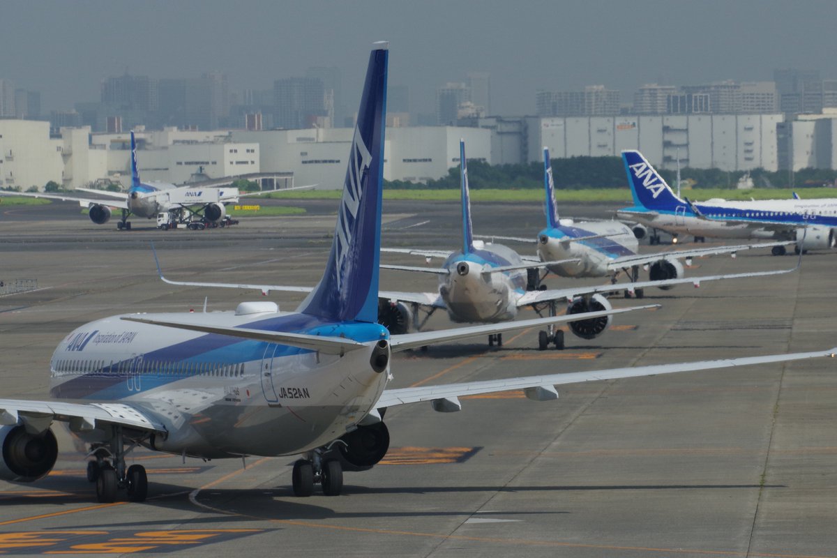 JAZZ_TM1's tweet photo. 富山へ向かって出発！
少し早めに保安検査を済まして出発ロビーで撮影。
出発便は色々とトラブルがありましたが無事に富山空港へ飛び立つことができました。
残念ながら富士山は雲の中。

#ANA
#羽田空港
#空の景色 https://t.co/QSqkKM5y19