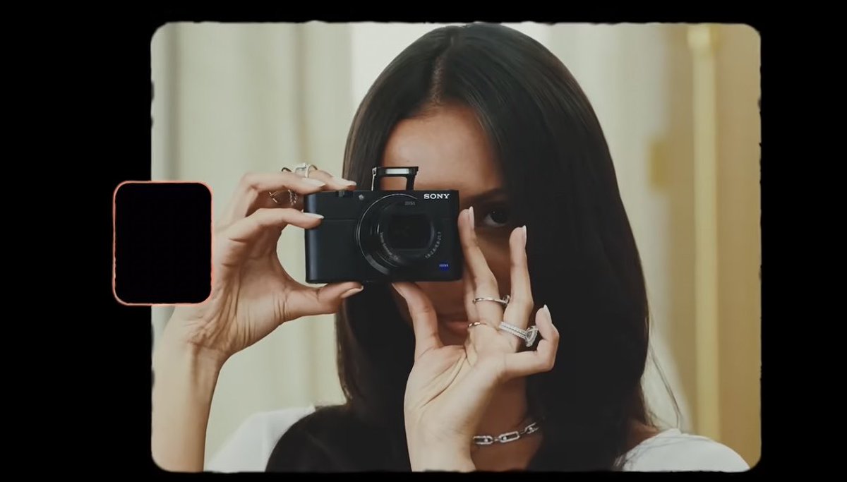urstella_'s tweet photo. @yukichdaisukis2 彼女に限って言えばVOGUEの特集で、SONYのRX100シリーズでインスタに載せる写真も撮っていると言っていたので、引用元の写真もそうなのではないかと思います！
他のインスタグラマーで同じ質感の写真の人たちも皆この感じのデジカメを使っている印象です◎ https://t.co/3ulUpMt32R