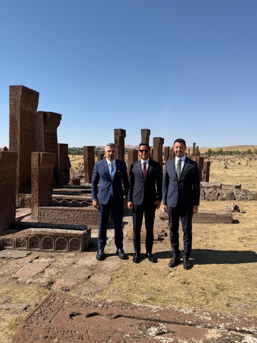 AydinYusuf's tweet photo. “Kubbetü’l-İslam şehri, Anadolu’nun kapısı, Türklüğün tapusu” Ahlat’tayız.

Bu toprakların her karışında ecdadımızın izi, milletimizin hafızası, bin yıllık vatan davamızın mührü var.

Sayın Cumhurbaşkanımızın himayelerinde Ahlat, taşıdığı büyük mirasla yeniden buluşurken; çocuklarımız da tarihlerini kitapların satırlarından çıkıp, ecdadın ayak bastığı topraklarda yaşayarak öğreniyor.

Kökümüz burada, hafızamız burada, istikbalimize güç veren ruh burada.

Ahlat, vatandır. Ahlat, Anadolu’daki bin yıllık mührümüzdür. 🇹🇷