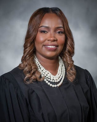 libsoftiktok's tweet photo. This story is insane...

Kimya Holmes, a Democrat Judge, is running for re-election in Louisiana.

Her former fiancé, Arthur Allen, was charged with stealing over $712,000 in COVID relief funds.

During their time together, Allen reportedly gifted Holmes a $765,000 house, a diamond ring, and a Corvette.

Holmes is now claiming that she "didn't know" he was charged with a felony until he pleaded guilty. She has since broken off the engagement.

She continues to live in the same house he gifted to her.