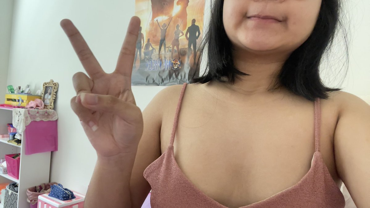 sparkisstoguds's tweet photo. No bra just loose tank top https://t.co/0IDrDkT626