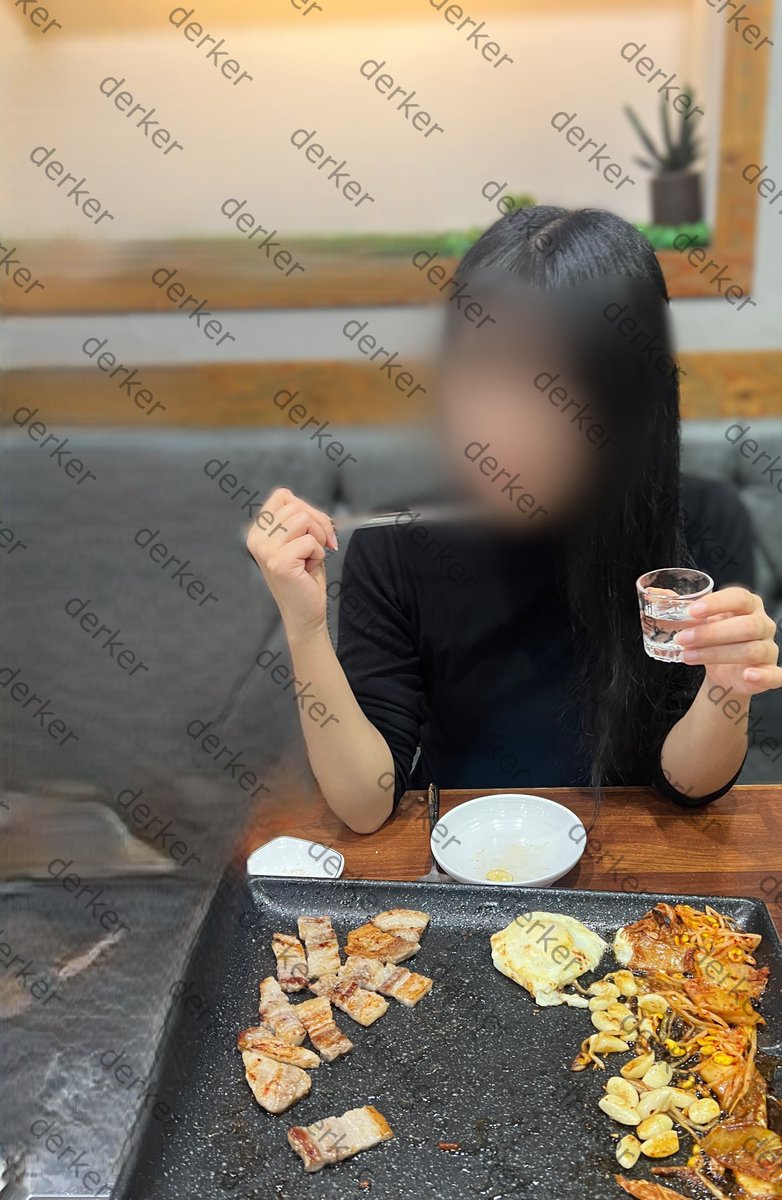 _derker__'s tweet photo. 두 세번 만났을 때만 해도 대화도 잘 통하고 말도 참 잘 듣는구나~싶었고 브테나 헌터가 높지 않는 나로서는 순종적이고 말 잘 듣는 서브가 성향상 잘 맞았기에 다행 같기도 했고 한편으로는 정말 브랫이 제일 높은거 맞아..? 싶었는데 처음 같이 있기로 한 날 삼겹살에 소주한잔 먹고 뜨끈한 방을 잡고 들어갔더만

안하던 반말 찍찍하며 술기운 올라온다고 자기 건들지 말라며 그대로 잘거라고 씻지도 않은 상태로 입은 옷 그대로 침대로 올라가길래...위생상으로도, 저런 언행으로도 열 바짝 오른 나는

30초 정도 아무 말 없이 응시하다 디엠에서 우스갯소리로 정했던 세이프워드를 나지막하게 말하며 싫으면 외쳐라고 말하고 정확히 46분 뒤에 마지막 사진 처럼 만들었다. (46분은 사진과 사진 사이 간격)

펨섭의 머리를 수치심으로 절이는걸 제일 큰 낙으로 사는 나에게, 결국 처맞고 강제로 벗겨지고 인간이 할 수 있는 가장 수치스러운 자세 중 하나를 하며 결국 굴복하는 꼴이 우습기도하고 만족스럽기도하고

바지는 그나마 검청이라 멀쩡했지만 상의는 다시 입기에 너무 늘어나고 망가져서..다음 날 자라 데려가서 옷 하나 사준건 비밀 ㅎㅋㅎㅋ 본인이 아끼던 옷이었다고 두 개 사달라고 조르던 귀여운 모먼트는 안비밀

@브프종로사는귀요미

현재 운영하던 부계가 정지먹었습니다. 근 며칠 팔로우 많이 받았더니 터진 것 같아요. 다시 만들 예정입니다 ㅎㅎ 부계에는 본계에 못 올린 그 이후 스토리나 적나라한 컨텐츠가 올라갈 예정입니다. 물론 펨섭 또는 피드 많은 에세머 분들만 걸러 받을 생각입니다.