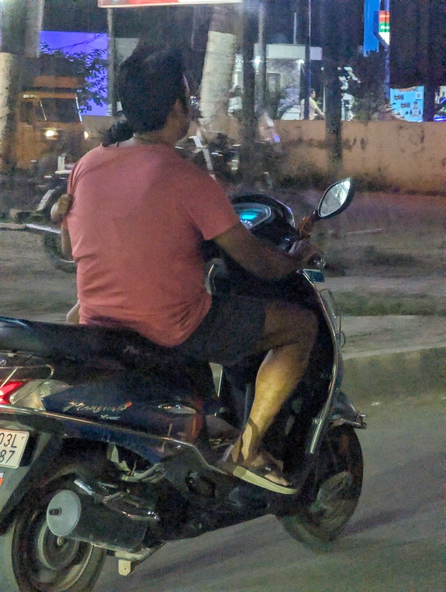petrosexualdes's tweet photo. Tried reporting this on BTPAstram but it's glitching. 
Risky riding with a toddler in one of his arms and riding with another. Irresponsible driving and parenting. 

Location: Whitefield Hoskote Road, near Imperio Restaurant, Kadugodi
@btppubliceye @BlrCityPolice @upenshenoy https://t.co/G8SKwlfXg7