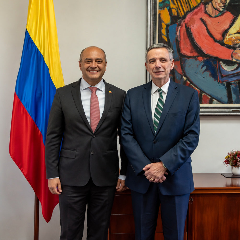 MinHacienda's tweet photo. 🧵 ¡César, bienvenido a #MinHacienda! 🇨🇴

Nuestro nuevo director de Crédito Público tiene más de 20 años de experiencia, trabajó como consultor del Banco Mundial, el FMI y CAF en temas de deuda pública, finanzas climáticas y mercados de capitales. https://t.co/Ghrwvu3jsD