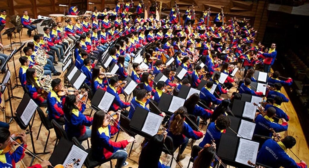 elfocovzla's tweet photo. Sistema Nacional de Orquestas cuenta con 1.354.581 niños y jóvenes en formación
https://t.co/kRCsFOU0Bo
#Arte #ElSistema #Venezuela https://t.co/iVdHp2Y4Ka