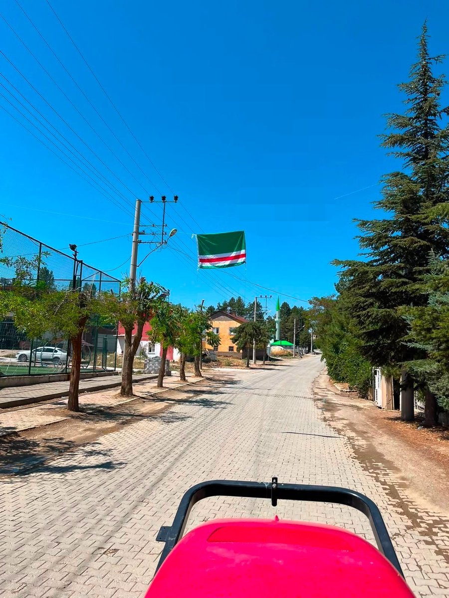 mahfildijital's tweet photo. 🔴 Kahramanmaraş’a gelen Rus yanlısı lider Kadirov’un heyetinden rahatsız olan Çeçenler, sokaklarını bağımsızlığın sembolü olan Çeçen İçkerya bayraklarıyla donattı. https://t.co/0ZsvWihWJb