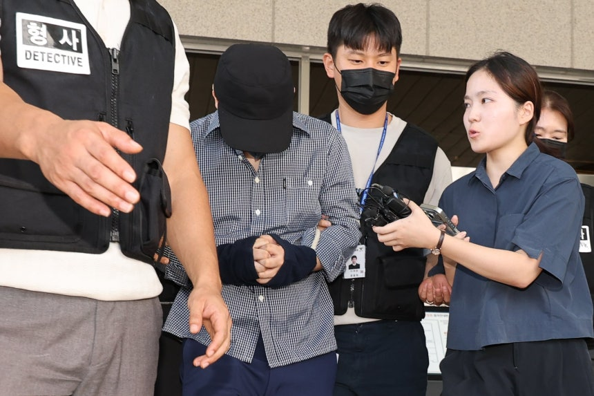 KoreanUpdates's tweet photo. [Currently trending] The police officer "A", who is suspected of falsely closing the case of missing person in Jeju, is arrested. He previously close the case internally within 2 hours after receiving the initial report of JangMiran's disappearance in May and put "death in traffic accident" as the cause.

JangMiran's body was found inside a palm tree farm in Jeju, 24 Aug, 10 AM local time. She was reported missing on May. "A" also covered up another missing person report of a man in his 60s, early last month, using the same method. The family of the man visited police station again after Jang's case was reported in the media, then the man's body was discovered the following day.

A full investigation into all 298 missing person cases, which closed by "A" during his 1 years and 5 months of service, will be done soon.

https://t.co/qC9kZ4Ixxo https://t.co/AHFRJoHumy
#KoreanUpdates VF