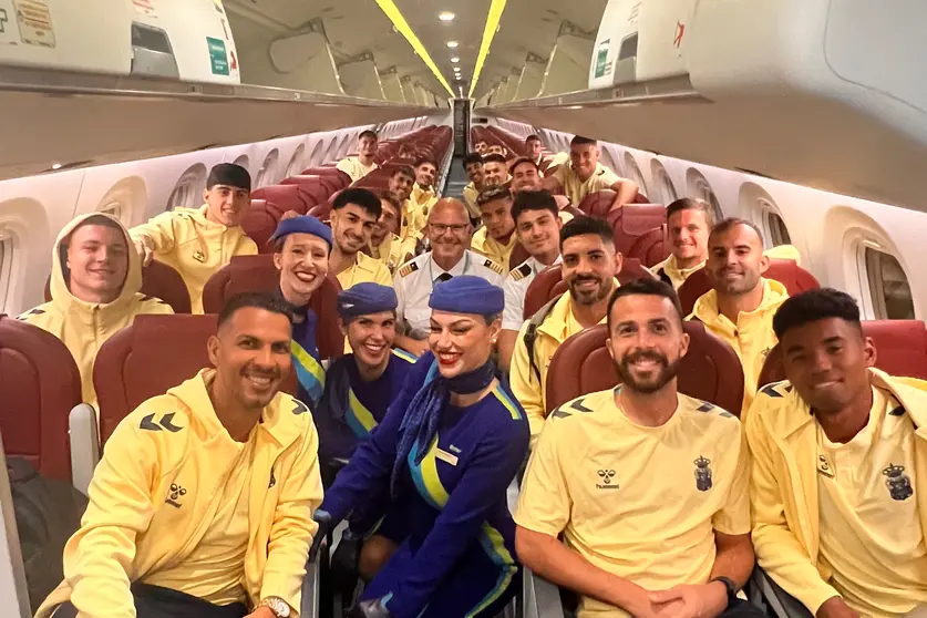 aaronperezdiaz's tweet photo. Estoy haciendo un reportaje para El Confidencial sobre los Km que tienen que recorrer los equipos isleños a lo largo de una temporada.
🗣️ Me gustaría contar con testimonios de aficionados de Las Palmas y Tenerife que hayan ido a desplazamientos.
🙏 Se agradece difusión. https://t.co/VBnzlAqPTY
