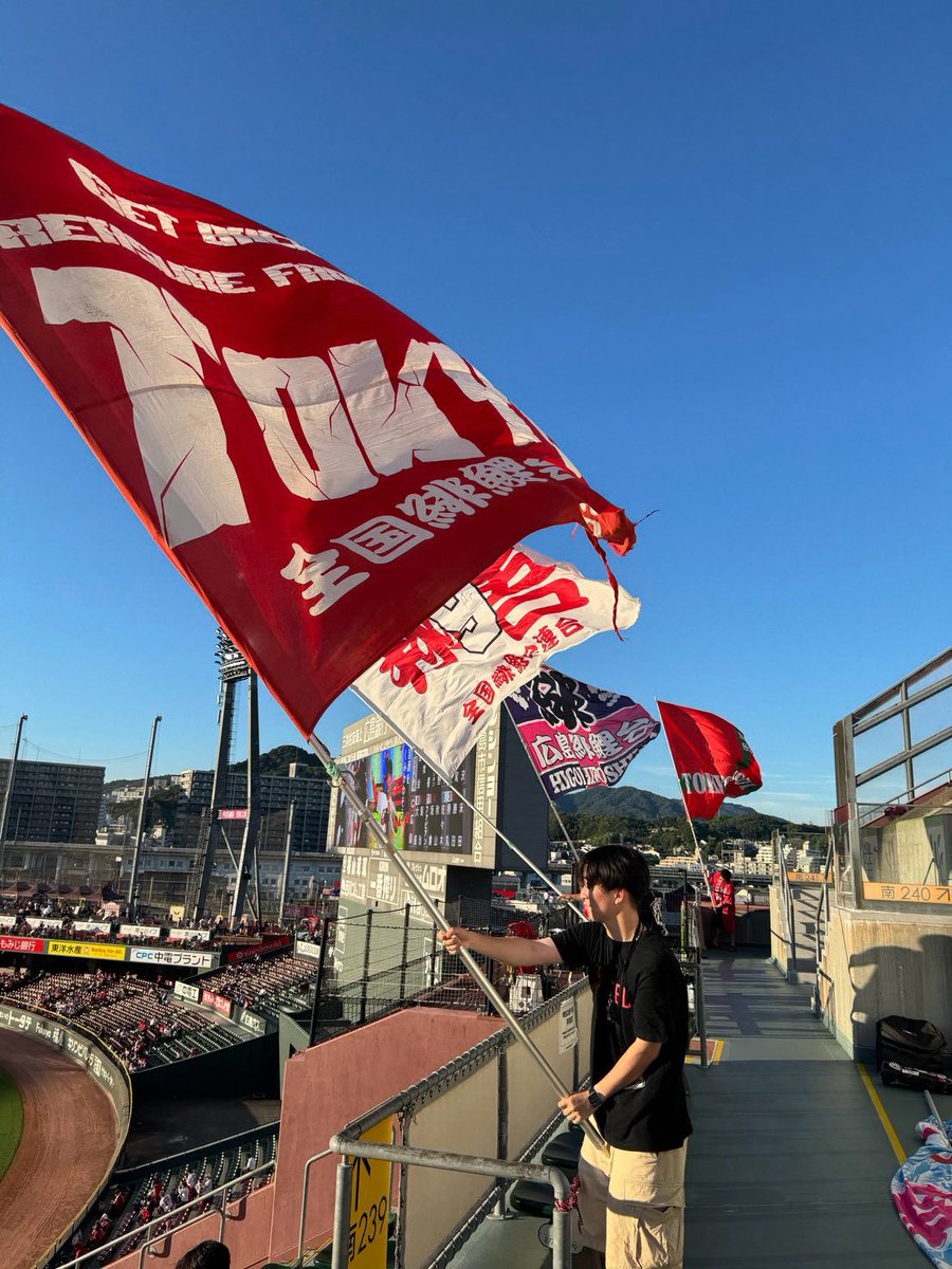 teamhigoi's tweet photo. 8月最後の6連戦。暑い！ホントに暑い！

そんな中、名古屋緋鯉会が旗で応援している佐藤啓介選手、初HR！(別の日のですが、旗の写真のせときます！)
そのHRをスタートに一気8得点！

東京から、かっぱさん、こうた、ありがとうございます！

さあ、3位の背中が見えてきた！

クラーク https://t.co/s8DBLzqzFh