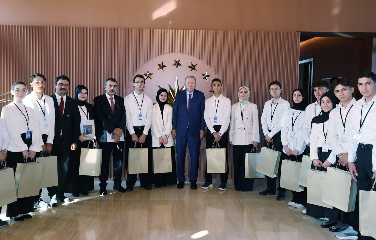Yusuf__Tekin's tweet photo. 📍 Ahlat

Cumhurbaşkanımız Sayın Recep Tayyip Erdoğan, Cumhurbaşkanlığı Ahlat Külliyesi’nde “Maziden Atiye” programına katılan gençlerimizi kabul etti.

Kadim tarihimizin izlerini taşıyan Ahlat’ta gençlerimizin medeniyet birikimimizle buluşmasını, tarihimizden aldıkları ilhamla geleceğe daha güçlü adımlarla ilerlemelerini son derece kıymetli buluyoruz.

Gençlerimize her daim destek olan Cumhurbaşkanımız Sayın Recep Tayyip Erdoğan’a şükranlarımı sunuyor, “Maziden Atiye” programına katılan sevgili öğrencilerimize başarılar diliyorum.