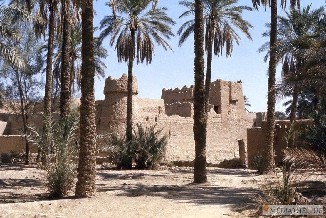 azzmanaljameel3's tweet photo. 1974م (1394هـ) — سدوس، منطقة الرياض

صور أرشيفية نادرة لبلدة سدوس التراثية، توثق ملامحها العمرانية القديمة؛ من البيوت والأسوار الطينية، وواحات النخيل، والطرق الترابية، قبل أعمال الترميم والتطوير الحديثة https://t.co/G3YkSSj6a7