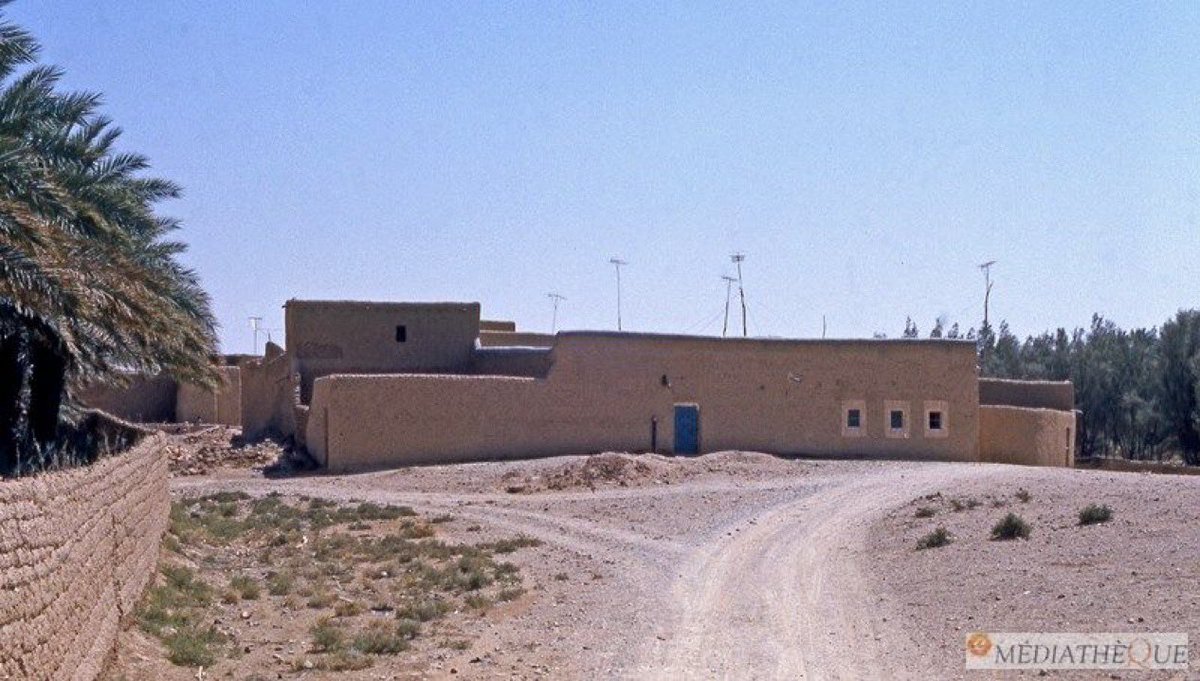 azzmanaljameel3's tweet photo. 1974م (1394هـ) — سدوس، منطقة الرياض

صور أرشيفية نادرة لبلدة سدوس التراثية، توثق ملامحها العمرانية القديمة؛ من البيوت والأسوار الطينية، وواحات النخيل، والطرق الترابية، قبل أعمال الترميم والتطوير الحديثة https://t.co/G3YkSSj6a7