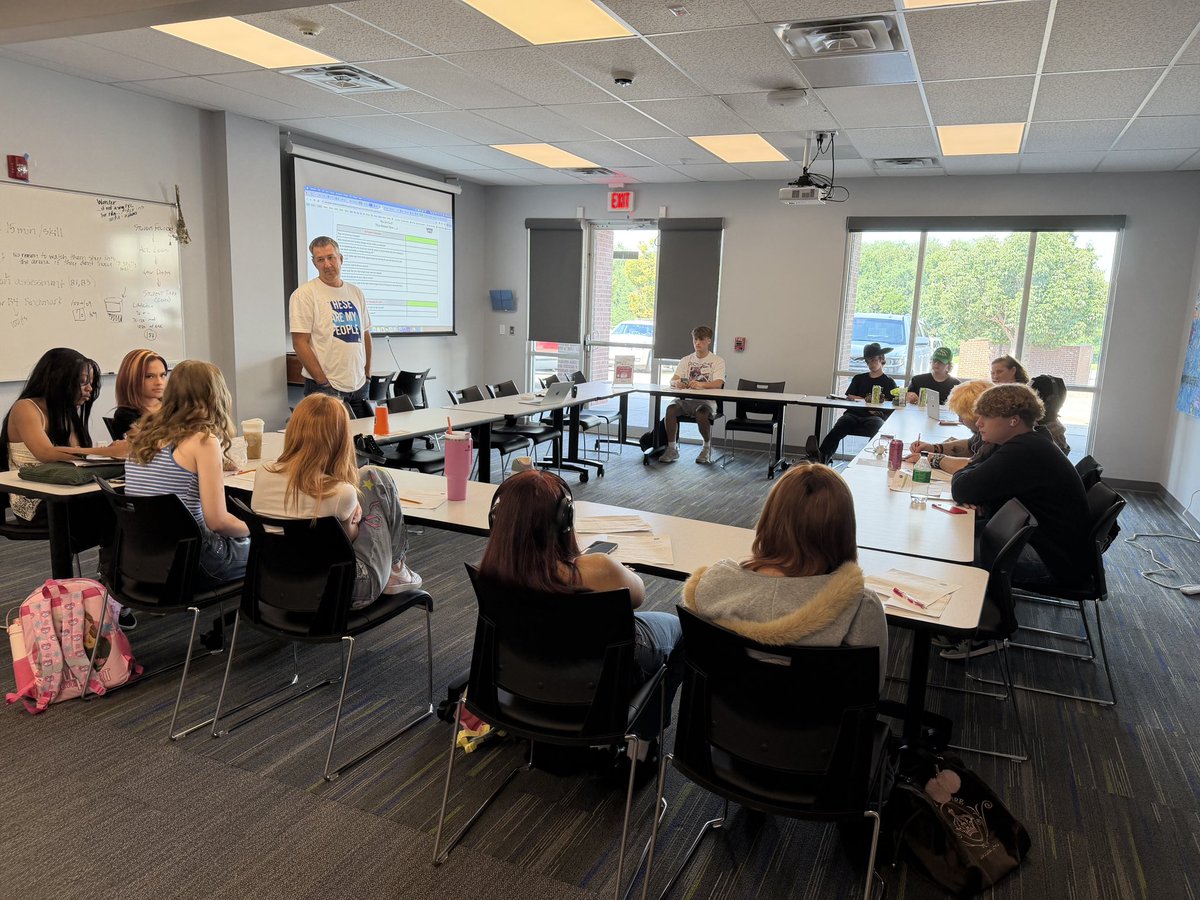 LIBERTYSCHOOLS's tweet photo. The first day is for goal setting at the @LibAcademy! #LPSFirstDay26 https://t.co/JYzwd5OHF2