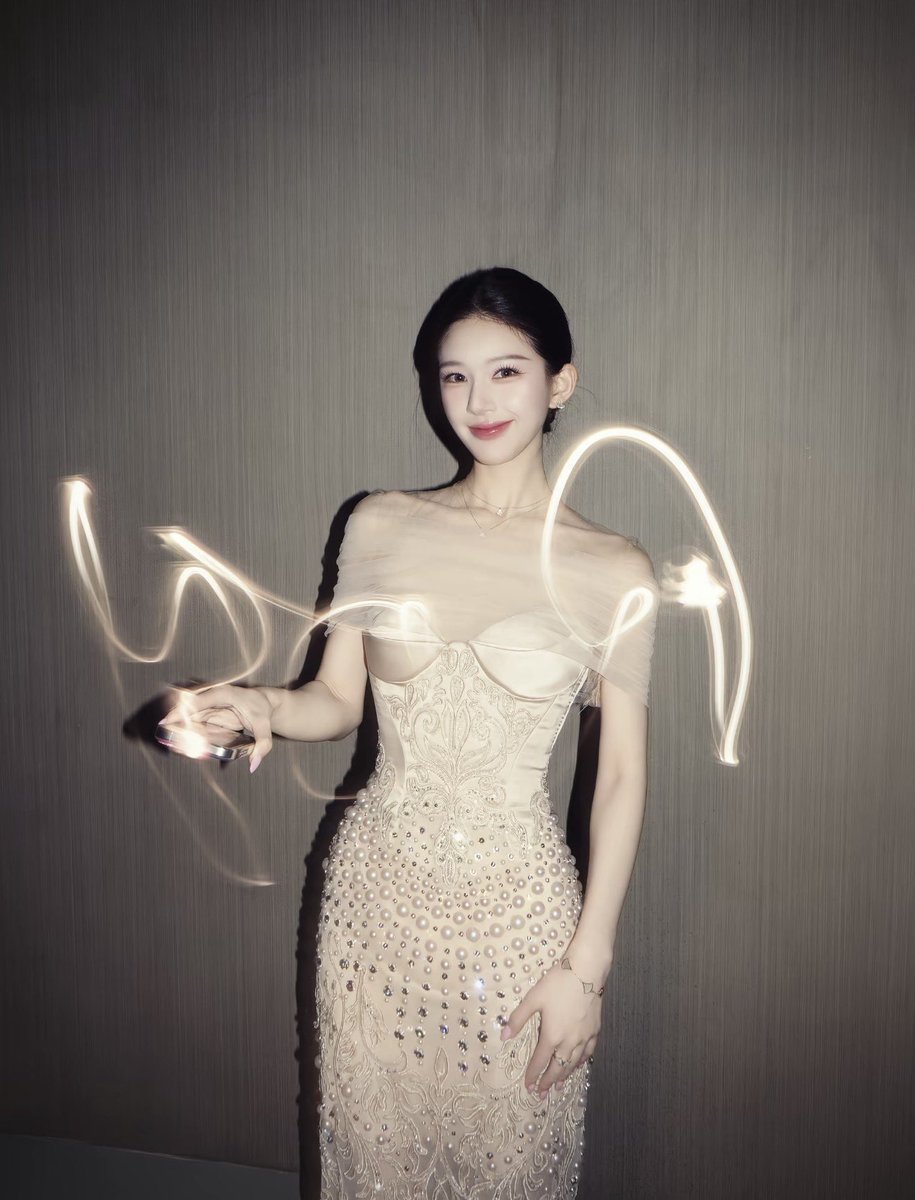 youniebear's tweet photo. omg lusi did the recently viral 镜头签 douyin trend 

seems like she’s the first chi celeb to join the trend woah this 5G speed 😚 https://t.co/SXrdgUOfXo